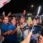 EM VITÓRIA, MULTIDÃO “ABRAÇA” PAULO ROBERTO EM CAMINHADA NA NOITE DO SÁBADO