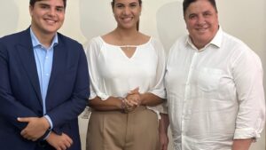 MIRELLA ALMEIDA RECEBE APOIO DA FAMÍLIA COLINS